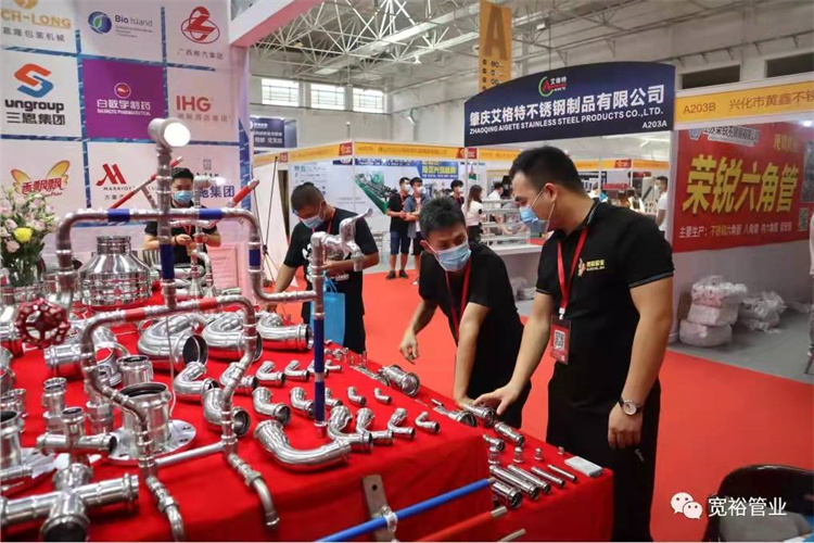 寬裕工程師對(duì)于不銹鋼水管配件的詳細(xì)講解，讓客戶更加詳細(xì)的了解產(chǎn)品